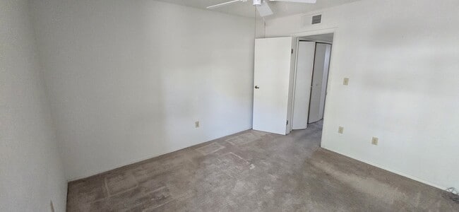 Building Photo - 5518 E Lindstrom Ln