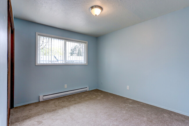 Building Photo - Perfect 2 Bedroom 1 Bath w/ Washer & Dryer...