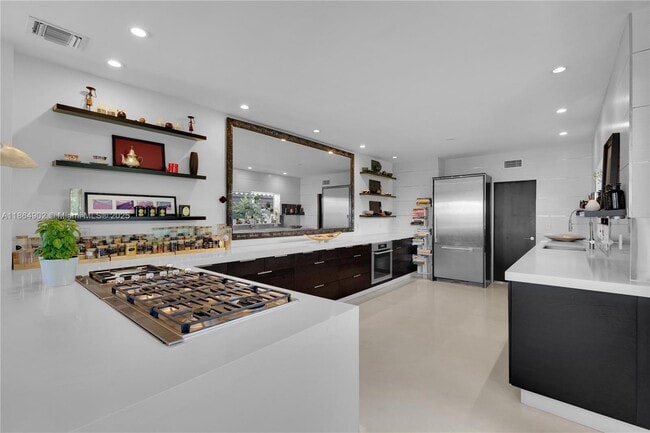 Building Photo - 1111 N Venetian Dr
