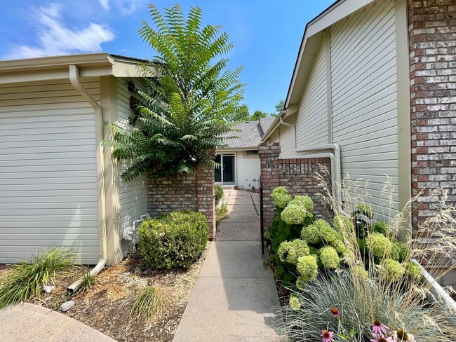 Building Photo - Beautifully Updated 3-Bed, 3-Bath Townhome...