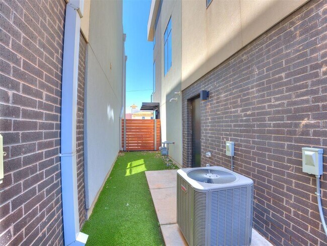 Building Photo - 825 NW 6th St