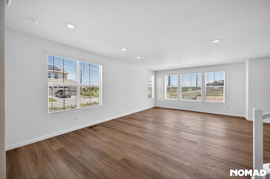 Building Photo - 4858 Astor Pl