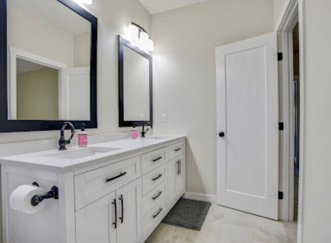 Building Photo - Furnished Westchester Lagoon Home