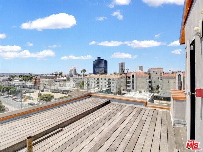 Building Photo - 600 S La Brea Ave
