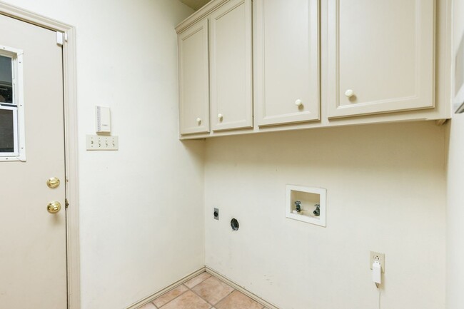 Building Photo - SPACIOUS 2/2/2  TOWNHOME IN WESTERN MEADOWS!