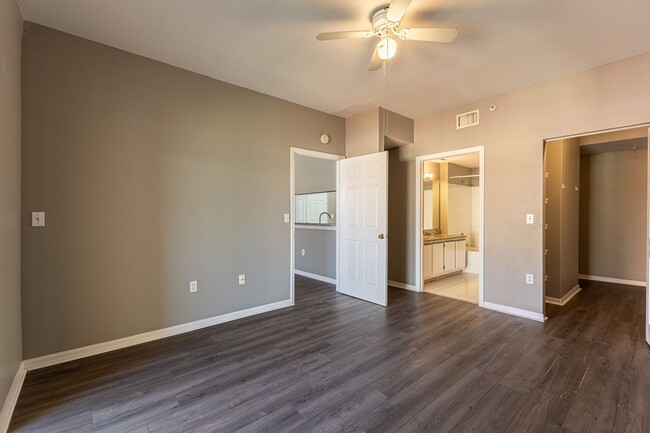 Building Photo - 6330 Aragon Way