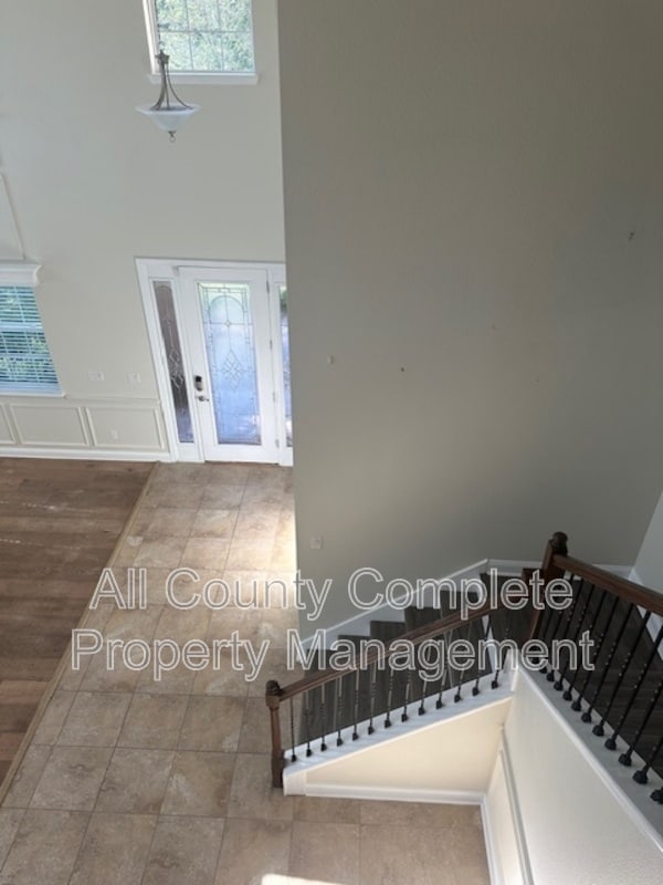 Building Photo - 738 W Kings College Dr