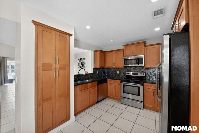 Building Photo - 3BR Modern Orlando 32824 Some Utilities Inc.