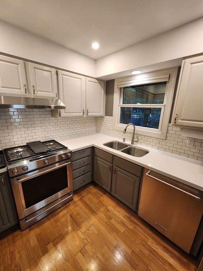 Building Photo - 115 Creekview Cir