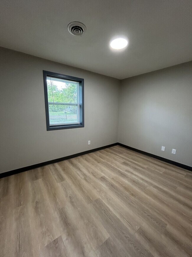 Building Photo - Just Remodeled! 3BR 1 1/2BA House - w/Garage!