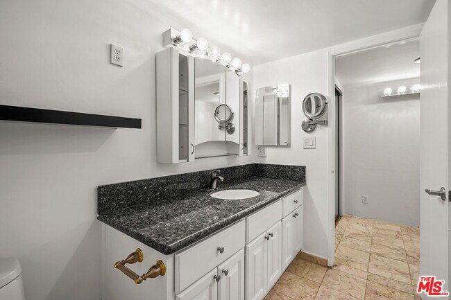 Building Photo - 1900 Vine St