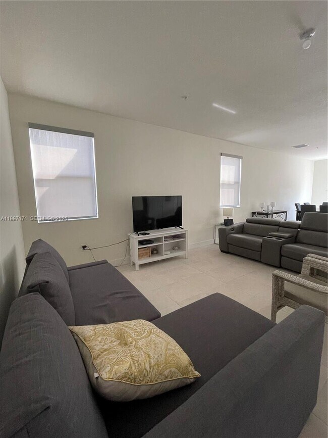 Building Photo - 10437 NW 82nd St