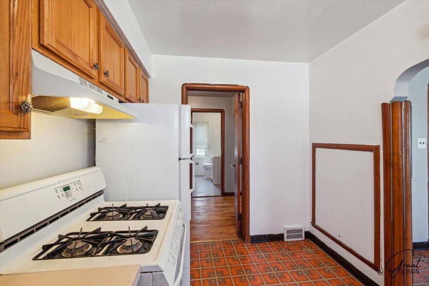 Building Photo - 5074/5076 Chalmers - Alejandro Soto