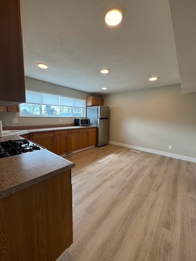 Building Photo - Beautiful remodeled home in Orem!
