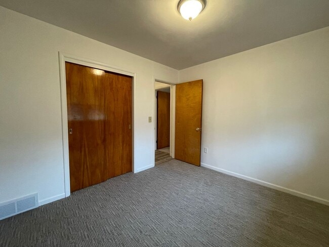 Building Photo - Three Bedroom Home in Richland