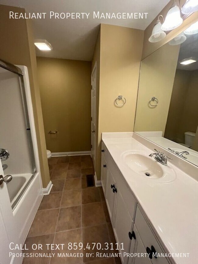 Building Photo - 236 Lynnwood Dr