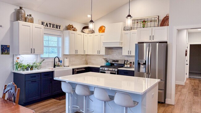 Building Photo - 1717 S Stone Creek Blvd