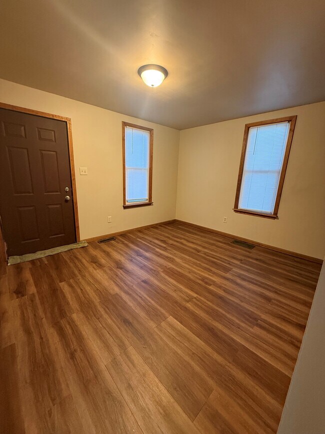 Building Photo - 816 Cranston Rd