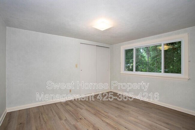 Building Photo - 1338 N 152nd St