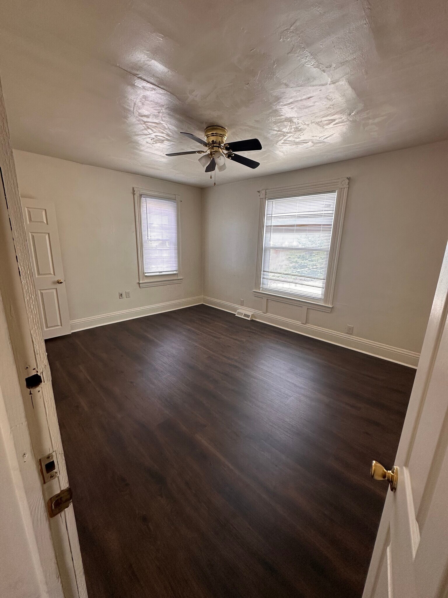 Building Photo - 611 Park St