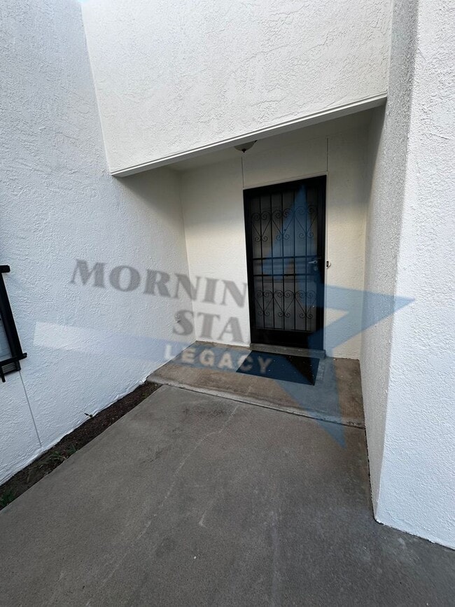 Building Photo - Large 2 bedroom with sunroom in immaculate condition.  Telshor neighborhood with garage!