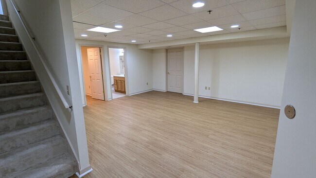 Building Photo - Easy New Berlin Living