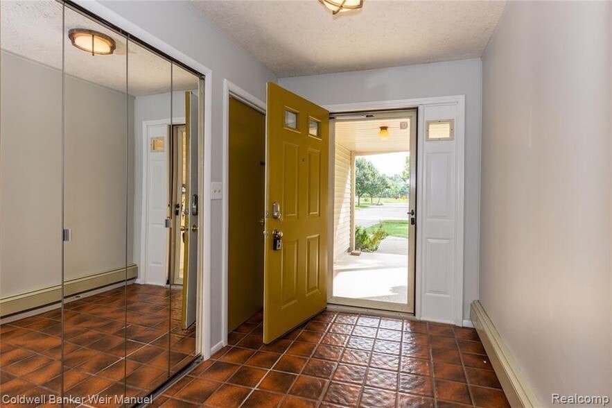 Building Photo - 2951 Hill Dr