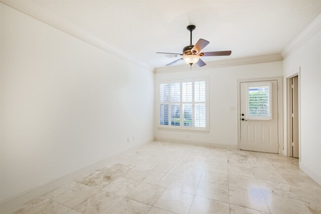 Building Photo - 407 W Bell St