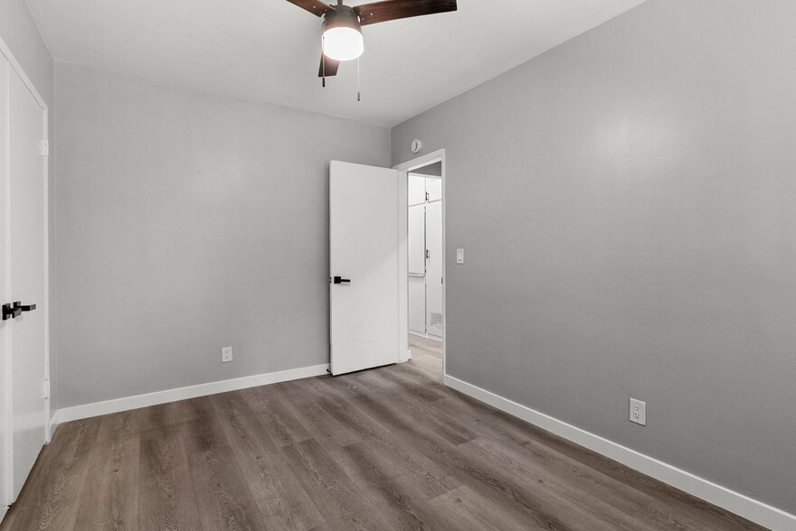 Building Photo - 113 S Lillie Ave