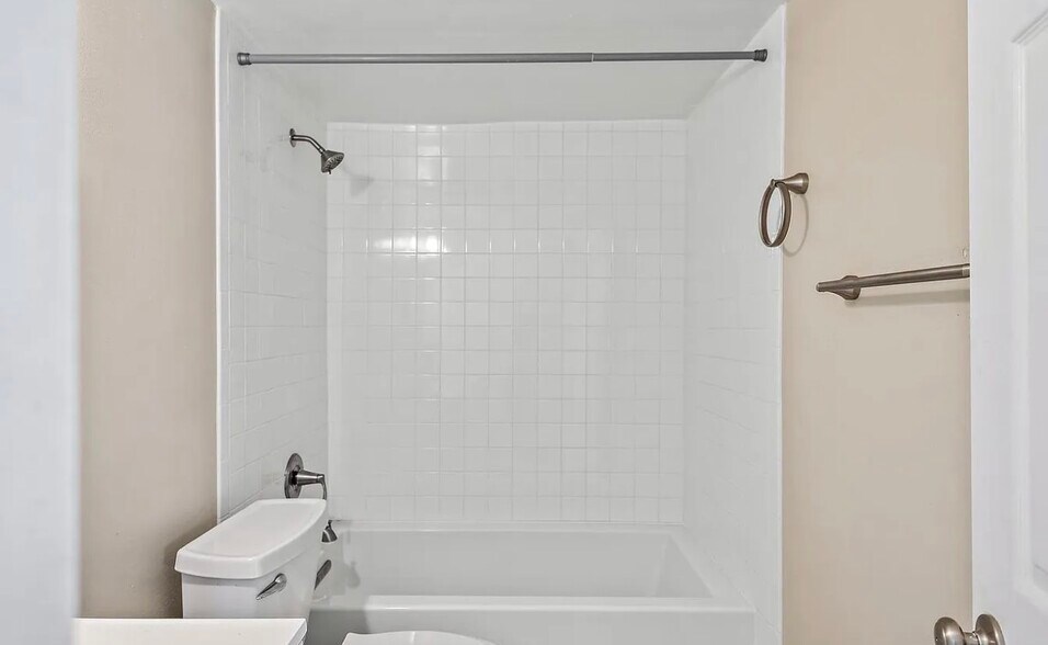 Building Photo - 1826 Metzerott Rd