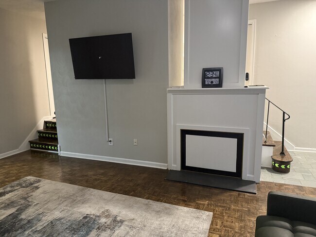 Building Photo - 825 Olive Dr