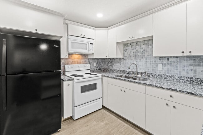 Building Photo - 6400 Edgemere Blvd