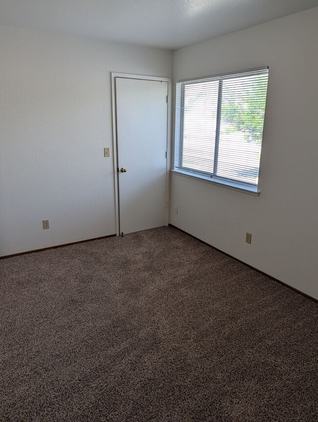 Building Photo - Great Townhouse in Anderson