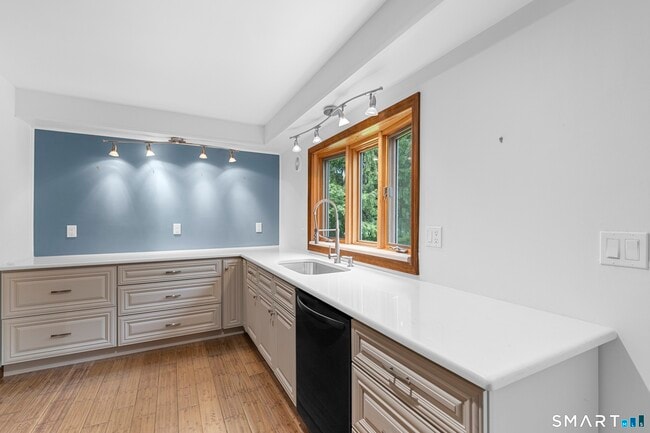 Building Photo - 190 E Rocks Rd