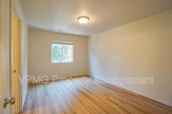 Building Photo - 2105 NE 118th Pl