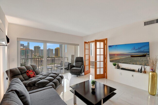 Building Photo - 300 Bayview Dr