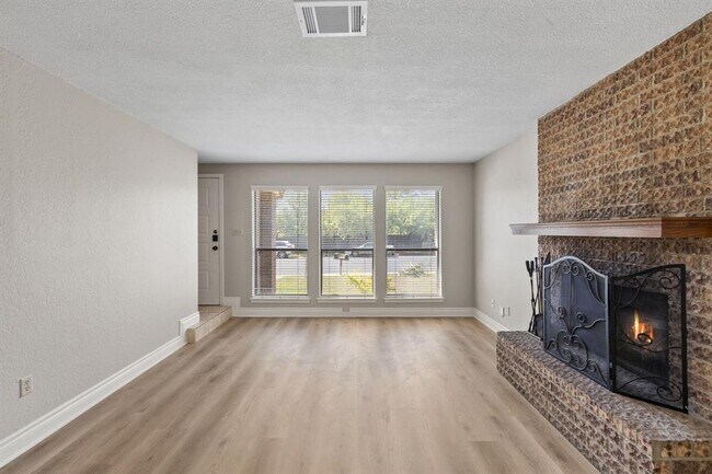 Building Photo - 6525 Hart Ln