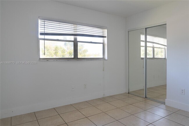 Building Photo - 1290 NE 119th St