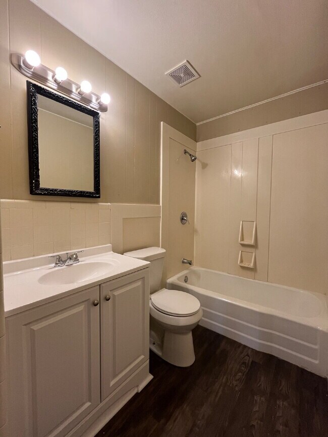 Building Photo - Cute 3 bedroom home with large backyard