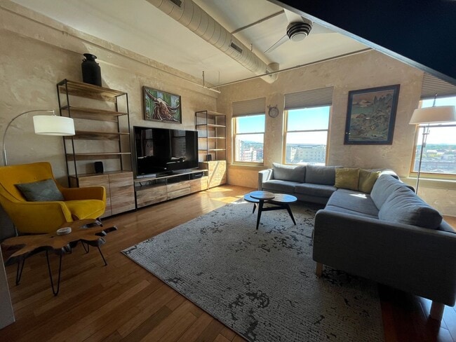 Building Photo - Eccentric 2 Bedroom 2.5 Bathroom Condo In ...