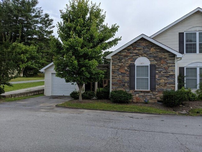 Building Photo - Turnabout Lane Duplex