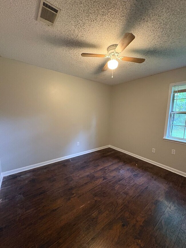 Building Photo - WINTER MOVE-IN SPECIAL: $500 OFF 1st MONTH'S RENT!**