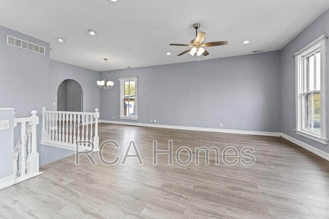 Building Photo - 918 N College Ave