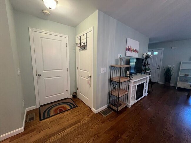 Building Photo - Charming 3-Bedroom Home with Modern Comfor...
