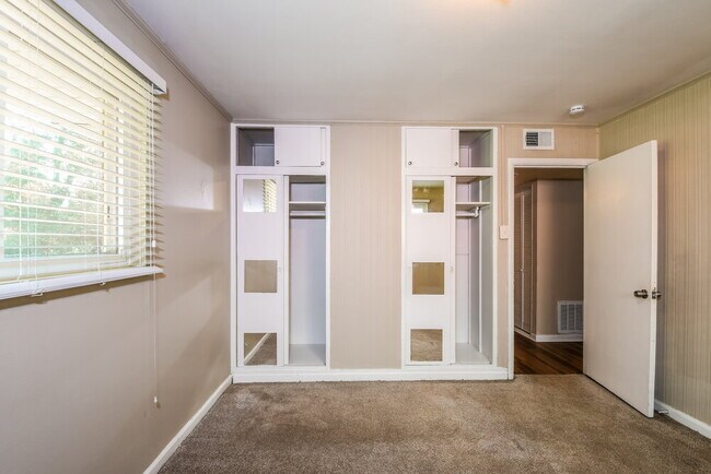 Building Photo - 933 Lebon Dr