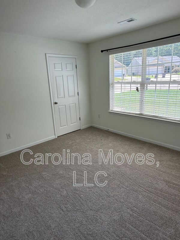 Building Photo - 7 Birchbriar Way