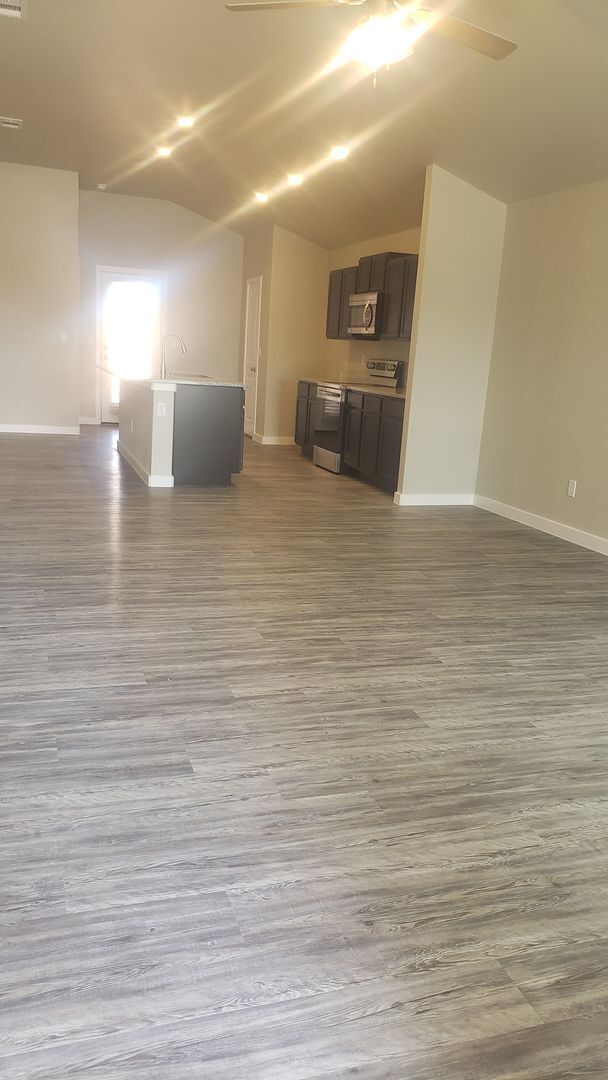 Building Photo - 3 Bedroom 2 bath home!