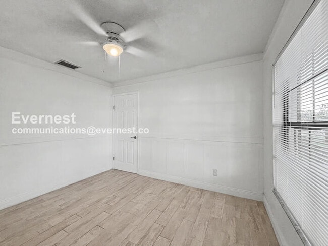 Building Photo - 3 Bed/2 Bath Home with Fenced Yard & Garage / Available Now!