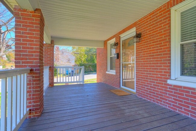 Building Photo - Grandin Court Foursquare convenient to SW City & SW Co!