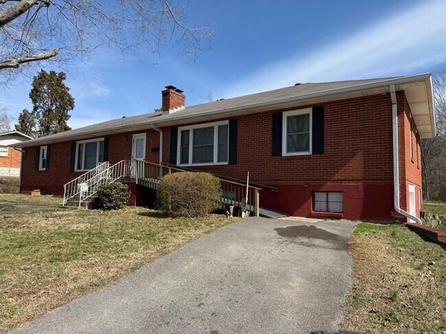 Building Photo - Charming 2 Bed, 1 Bath Triplex